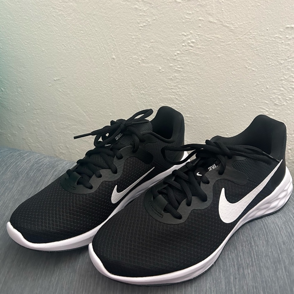 NEW- Black and white Nike shoes size US: 8.5